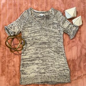 Short sleeve tunic sweater! Beautiful condition